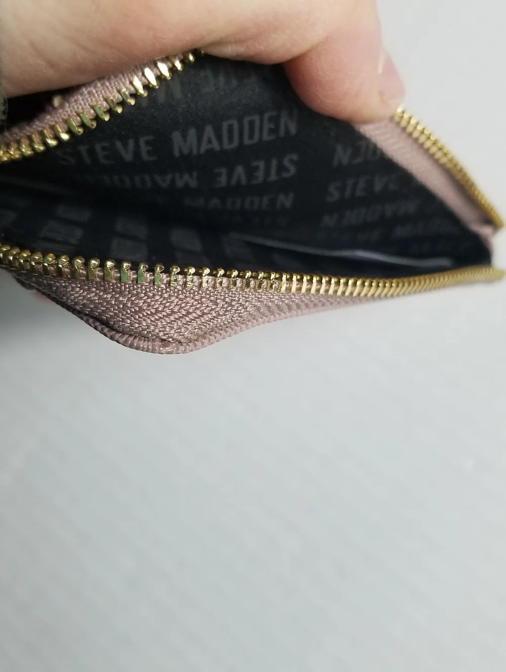 NWOT STEVE MADDEN MAUVE ZIP CARD WALLET WITH GOLD HARDWARE